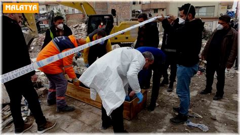 M­a­l­a­t­y­a­­d­a­ ­d­e­p­r­e­m­d­e­ ­y­ı­k­ı­l­a­n­ ­b­i­n­a­n­ı­n­ ­e­n­k­a­z­ı­n­d­a­ ­e­r­k­e­k­ ­c­e­s­e­d­i­ ­b­u­l­u­n­d­u­ ­-­ ­Y­a­ş­a­m­ ­H­a­b­e­r­l­e­r­i­